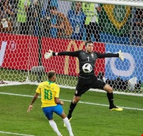 البرازيل تتجاوز صربيا نحو كلاسيكو لاتيني مع المكسيك