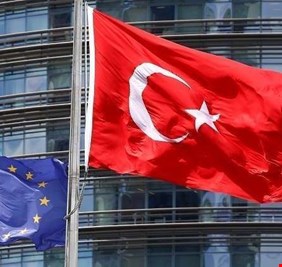 الاتحاد الأوروبي يبحث تمويل 3 مليارات يورو إضافية لاتفاق الهجرة مع تركيا