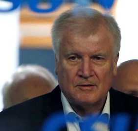 وسائل إعلام: وزير الداخلية الألماني ينوي تقديم استقالته بسبب خلافاته مع ميركل حول مسألة الهجرة