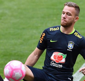 البرازيلي آرثر يلتحق ببرشلونة هذا الصيف