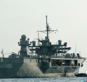 سفينة قيادة أمريكية تدخل البحر الأسود