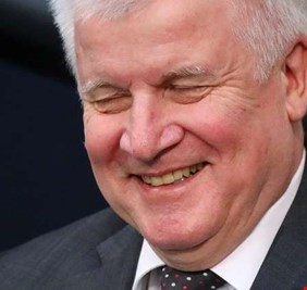 وزير الداخلية الألماني يحتفل بعيد ميلاده الـ69 بترحيل 69 أفغانيا