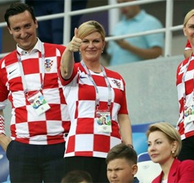 بالفيديو .. كيف  لا يفوز  منتخب كرواتيا إذا كان لديه هكذا رئيسة ؟!