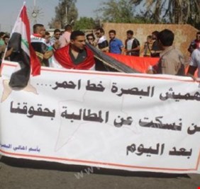 البصريون الغاضبون يقطعون طريق المنفذ الحدودي مع ايران