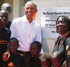 الرئيس الأمريكي السابق يزور مسقط رأس والده في كينيا