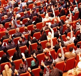 حرب يكشف عن تشريع البرلمان قانونا في السر يتضمن تقاعد وامتيازات كبيرة لأعضائه