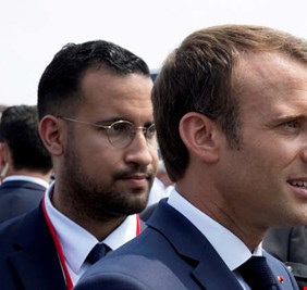 النيابة الفرنسية توجه تهما لمساعد ماكرون