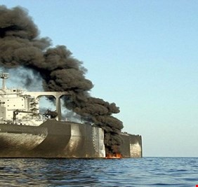 ارتفاع أسعار النفط مع تعليق السعودية شحنات الخام عبر مضيق باب المندب