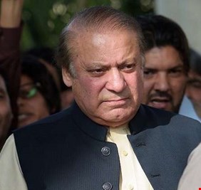 باكستان.. نقل رئيس الوزراء السابق من السجن إلى المشفى
