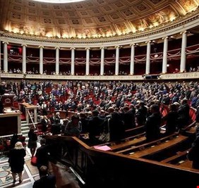 البرلمان الفرنسي يقر مشروع القانون حول اللجوء والهجرة