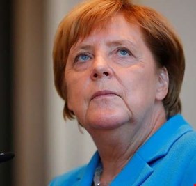 ميركل تتعهد بترحيل طالبي اللجوء المرفوضين