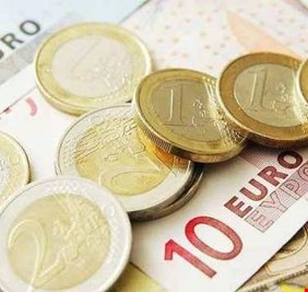 اليورو ينخفض والدولار يصعد عالمياً