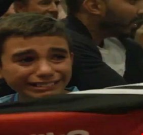 طفل يجهش بالبكاء أمام ميسي بعد الحصول على توقيعه