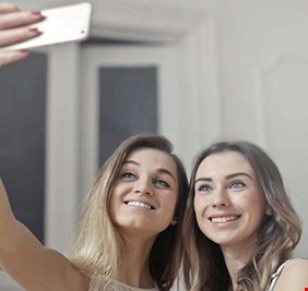 نقص أم مرض.. العلماء يكشفون سر حب النساء للسيلفي!