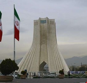 إيران.. البرلمان يلزم الحكومة بتأمين السلع الأساسية بأسعار مخفّضة