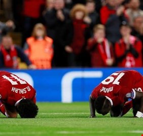 هداف ليفربول ينظف حمامات مسجد