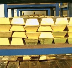 البنك المركزي يعزز احتياطاته من الذهب