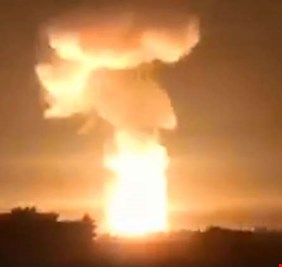 هجوم على اللاذقية والدفاعات السورية تسقط عدة صواريخ