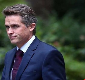 وزير الدفاع البريطاني على خط النار في دونباس