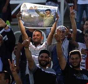 على خطى الجزائريين ناكري الجميل .. الأردنيون الأوباش يمجدون صدام في مباراة كروية