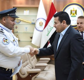 بالصور.. تثميناً لنزاهتهما .. وزير الداخلية يكرم منتسبين اثنين في بغداد وكربلاء
