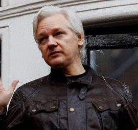 أسانج يستقيل من رئاسة تحرير موقع ويكيليكس