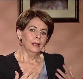 بالفيديو .. عالمة الطب لحاظ الغزالي (بنت ميسان) التي أجبرت الرئيس الفرنسي على الإنحناء لها