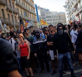 جرحى باشتباكات بين متظاهرين والشرطة في كتالونيا