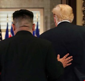 ترامب: أنا وكيم أحببنا بعضنا في سنغافورة