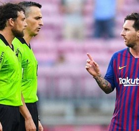 ميسي لحكم مباراة أمس: أنظر ماذا فعلت بنا قراراتك التحكيمية الحمقاء !