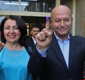 زوجة برهم صالح نالت الدكتوراة قبل زوجها،  ولم تظهر معه إلا من أجل العدالة والديمقراطية