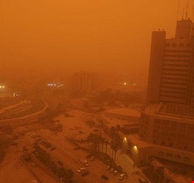 العاصفة الترابية تخيم على بغداد حتى منتصف الليل