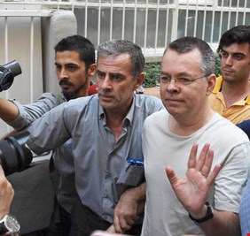 القس برانسون يغادر تركيا متوجها إلى ألمانيا ومن ثم إلى أمريكا