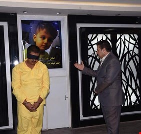 صورة معبرة لوزير الداخلية وهو يخاطب المجرم مصطفى كمر قبل ساعات من اعدامه:  بيا وجه راح تقابل ربك ؟