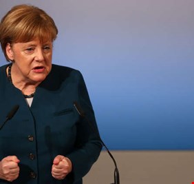 ميركل تعلن تعليق توريد الأسلحة للسعودية على خلفية مقتل خاشقجي وتلوح بإجراءات دولية