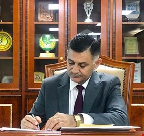 وزير الاتصالات يكسر  التقاليد البيروقراطية، ويستقبل المواطنين، وشكاوى الموظفين في استعلامات الوزارة.