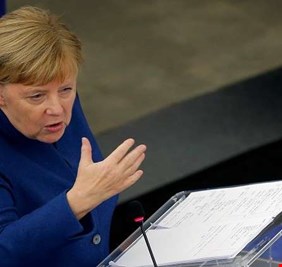 ميركل تعلق على فكرة إنشاء جيش أوروبي وتتقدم بمبادرة