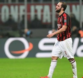 الاتحاد الإيطالي يوقف هيغواين وينتقد تصرفاته