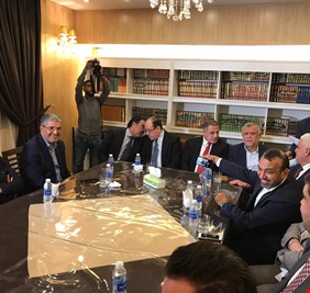 محور السنة يبحث الخروج من عباءة 