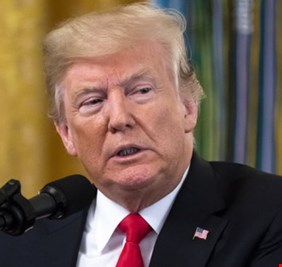 ترامب يطلب من المحكمة العليا حظر بعض المتحولين جنسيا من الخدمة العسكرية