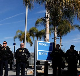 حرس الحدود الأمريكي يغلق نقطة العبور الرئيسية مع المكسيك
