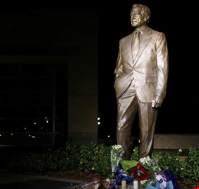 جورج بوش الأب يوارى الثرى قرب مكتبة تحمل اسمه