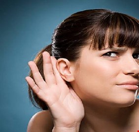 لماذا لا يمكن الاستماع إلى شخصين يتكلمان في الوقت نفسه؟