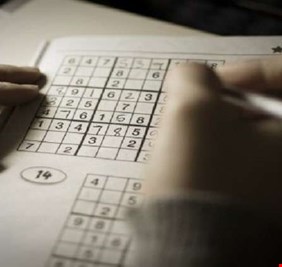 العلماء يكشفون حقيقة علاقة الكلمات المتقاطعة بمنع الخرف