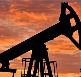 أسعار النفط تتجه لأدنى مستوى منذ أكثر من عام بفعل مخاوف من تخمة المعروض