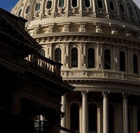 الجدار الحدودي يغلق الحكومة الأمريكية جزئيا