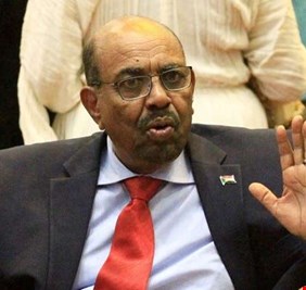 البشير يصدر أول قرار جمهوري منذ اندلاع الاحتجاجات