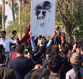 الفيديو يتحدث ..  طلبة جامعة الانبار يرفعون صورة المقبور صدام، وينشدون 