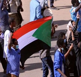 اشتباكات بين الأمن ومحتجين حاولوا الوصول للقصر الرئاسي بالخرطوم