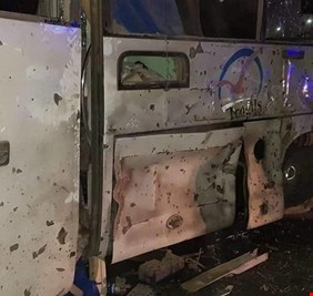 مقتل 4 أشخاص جراء انفجار عبوة ناسفة استهدف حافلة سياح بالجيزة